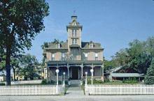 пример симметричного фасада с террасой и прямоугольной башней по центральной оси